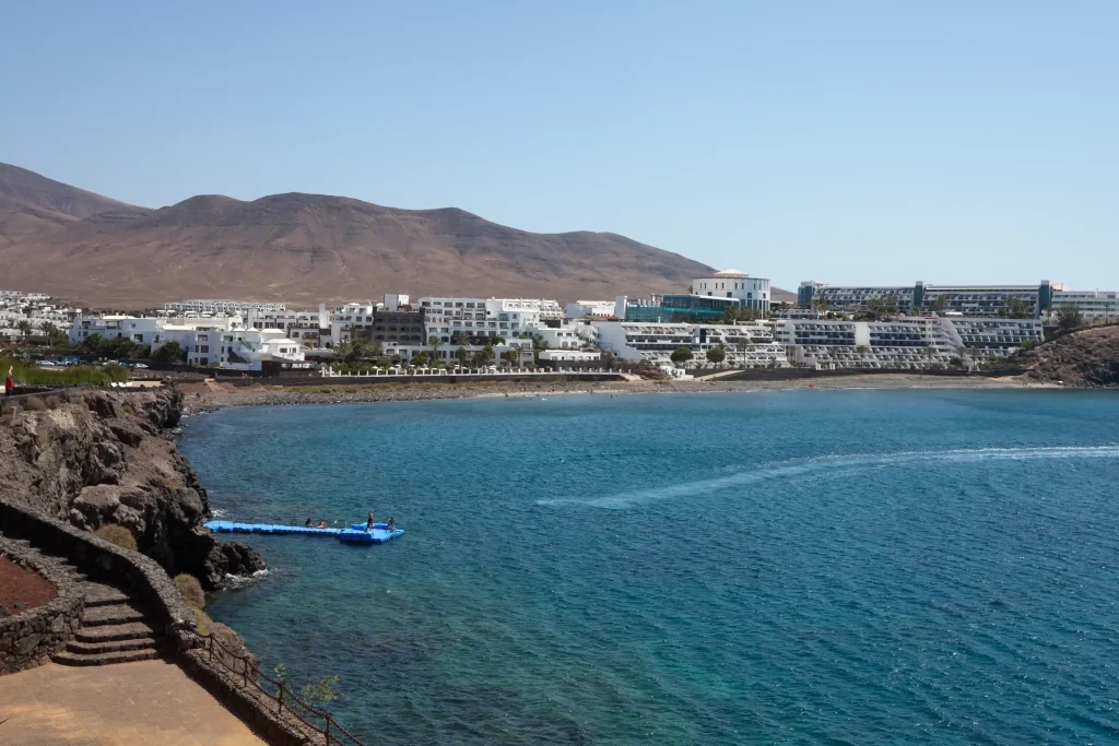 Vista del pueblo dónde se va a bucear en Playa Blanca